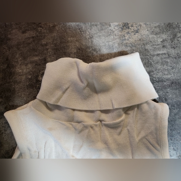 M basics turtle neck tank - Picture 2 of 3